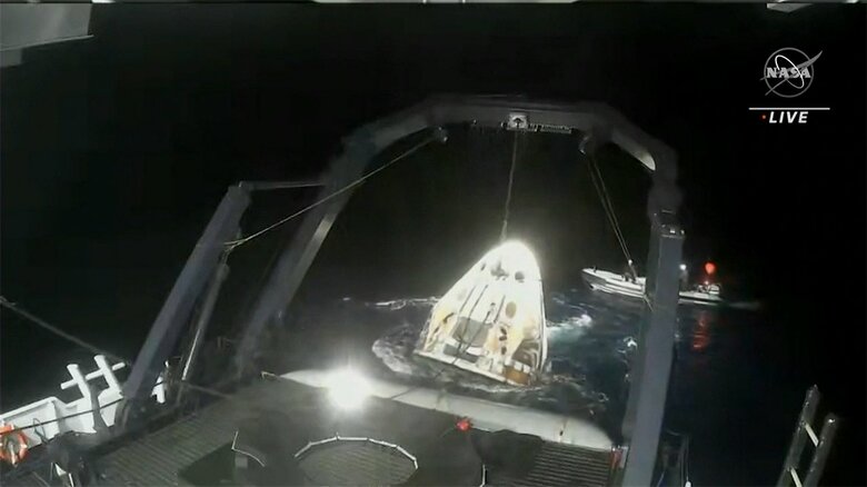 引き揚げられる宇宙船（NASA）
