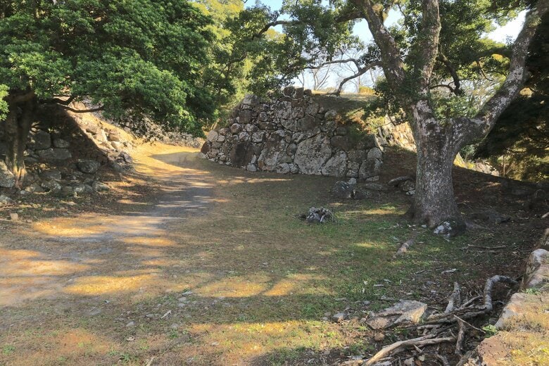 名護屋城の馬場から三の丸へ入る食い違い虎口。奥の石垣の上が本丸