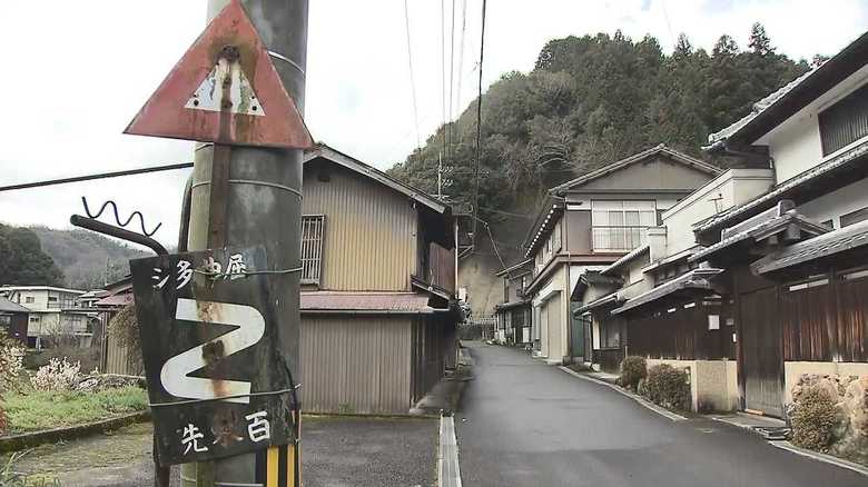 国内最古とみられる道路標識がなぜ香川に!?その理由は地域ならではの歴史が関係していた
