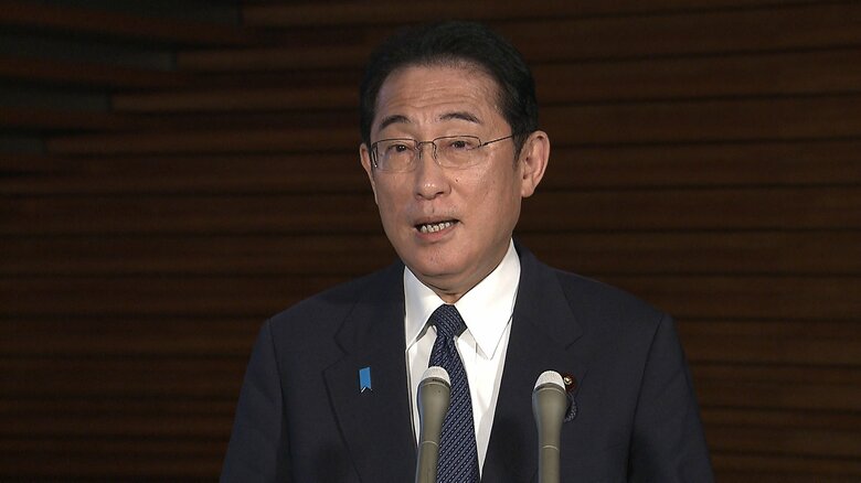 記者団に「今の国会での解散は考えていない」と述べた岸田首相（15日午後6時すぎ）