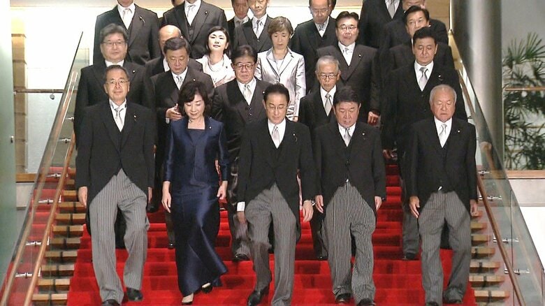 記念撮影のため、階段を降りる閣僚たち