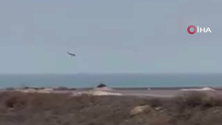 地上に向けて降下を続ける旅客機