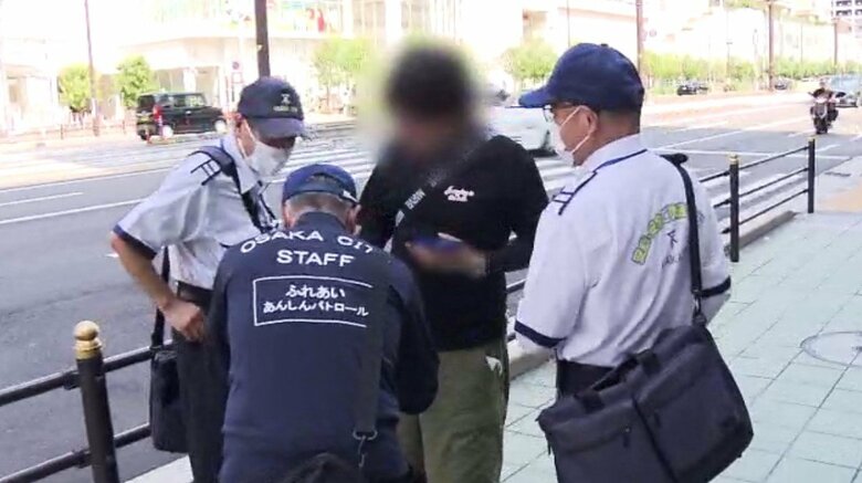 路上喫煙取り締まりの様子