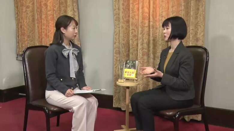 阿部暁子さん（右）　三倉茉裕子アナウンサー（左）
