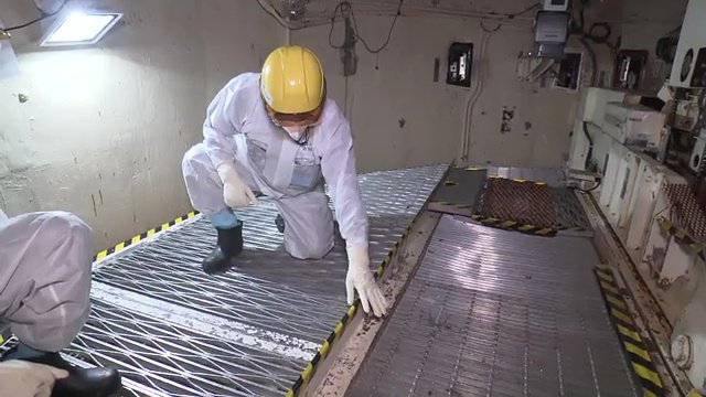 福島第一原発・5号機で説明をする経産省の木野参事官