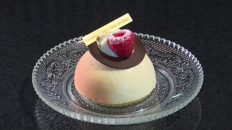 ライチのジュレとスパイス香るムースのケーキ…開業1年で早くも人気 青の店構えが目を引くスイーツ店