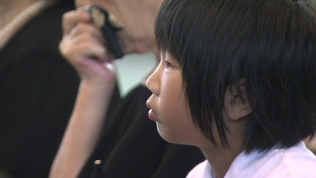 追悼式典に参列する当時小学生のひかりさん