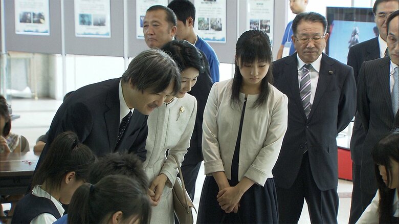 高校総文祭を視察される秋篠宮ご夫妻と佳子さま（2010年）