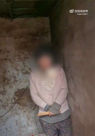 薄手のトレーナー姿の女性　気温は0℃前後（中国SNSより）