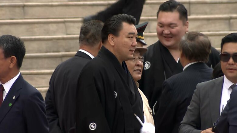 スフバートル広場には両陛下を歓迎し大相撲の元横綱　白鵬・日馬富士・朝青龍が姿を見せた