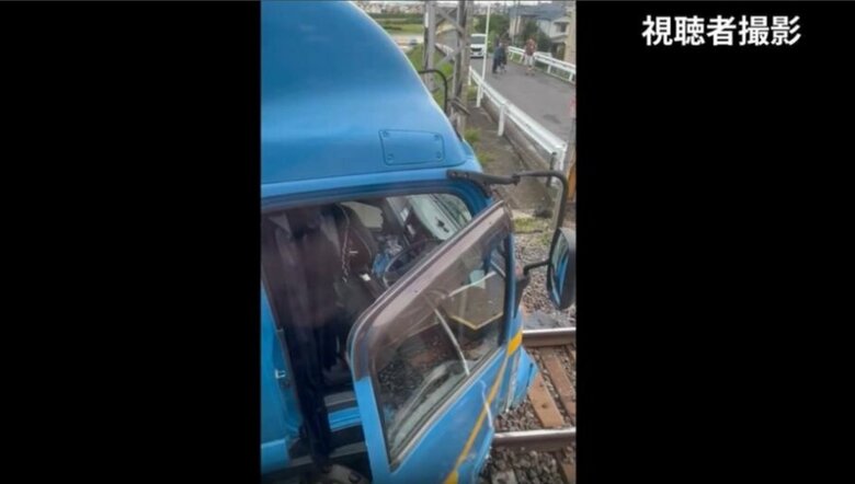 電車と衝突したトラック　視聴者撮影