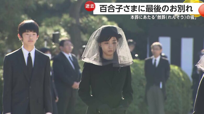 葬儀場に入られる秋篠宮家の次女・佳子さま