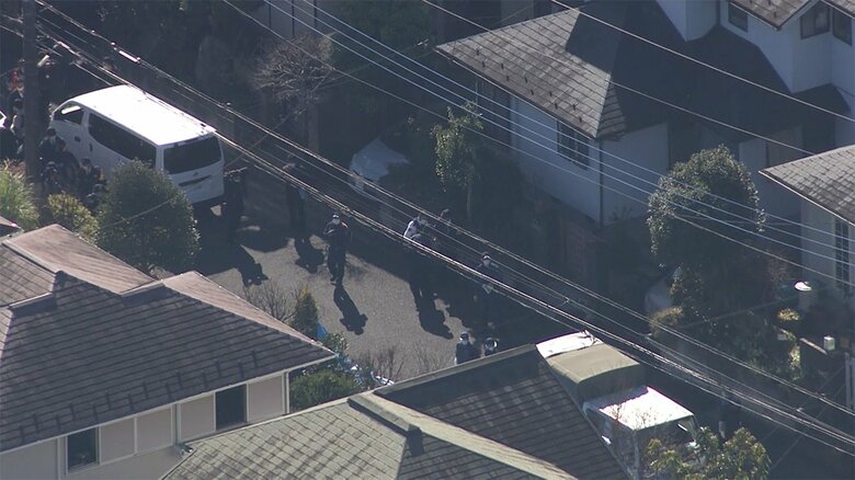 発生直後の現場の様子。規制線が、広範囲にはられていた。