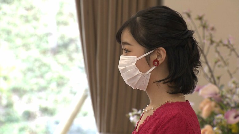 懇談の場では、佳子さまが、マスク越しに、表情豊かに談笑される様子が見られた。