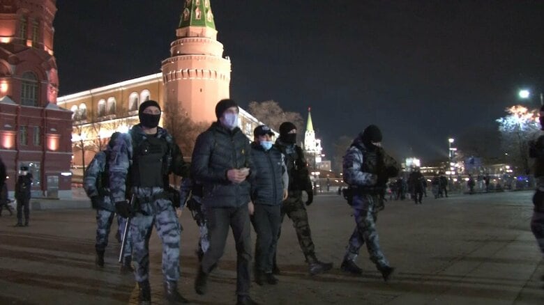 拘束される反戦デモ参加者（モスクワ・3月2日）