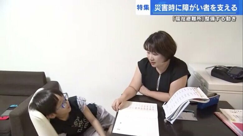 谷美穂さん（右）と長男で小学3年生の紫音くん（左）