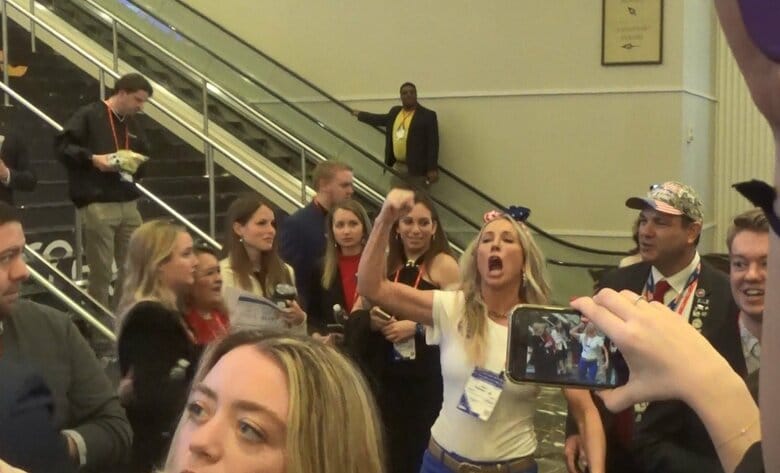 ヘイリー氏に対してトランプ支持者の女性が「2024年はトランプ！」と叫ぶと周囲からはトランプコールが起きた