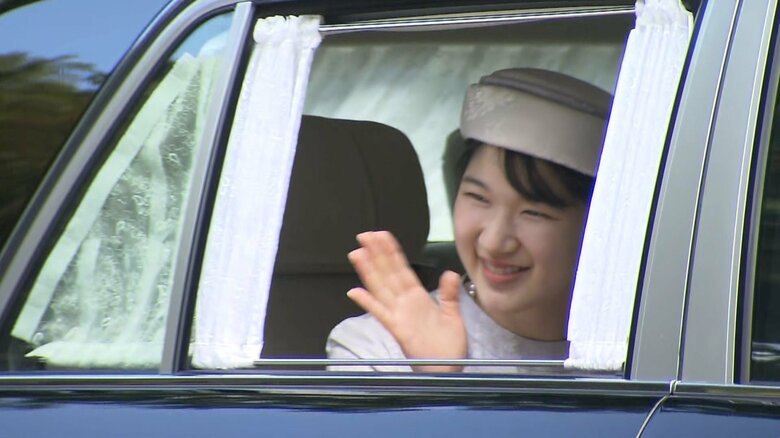 笑顔で手を振り、上皇ご夫妻のもとに向かわれた愛子さま（10月20日午前）