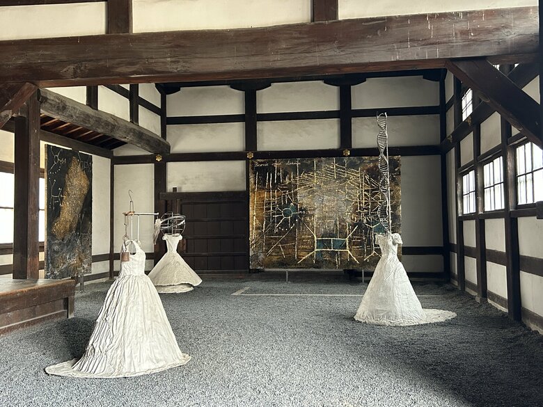 伝統的な日本建築が白いドレス像が引き立たせていた