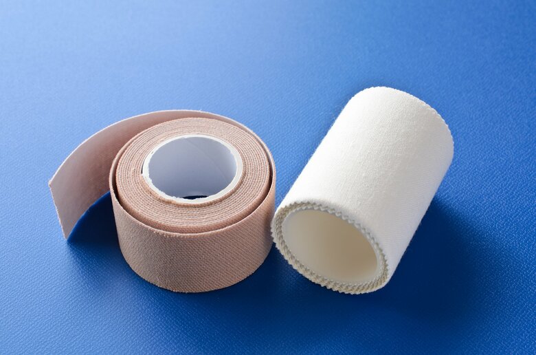 こすらないようにして手の水分をとったら、皮膚に使ってOKなテープで針を取り除こう