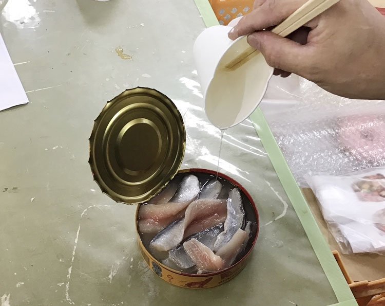 汁（塩水）を再現する液を注ぐ