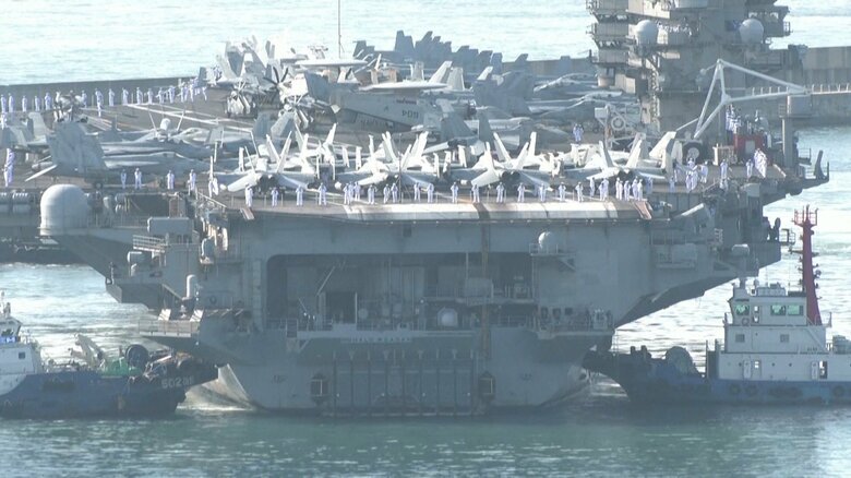 艦載機を満載して韓国釜山港に入港した米空母"ロナルド・レーガン"（9月23日）