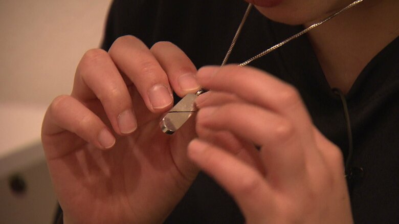 いつも身に着けている母の遺骨入りネックレス