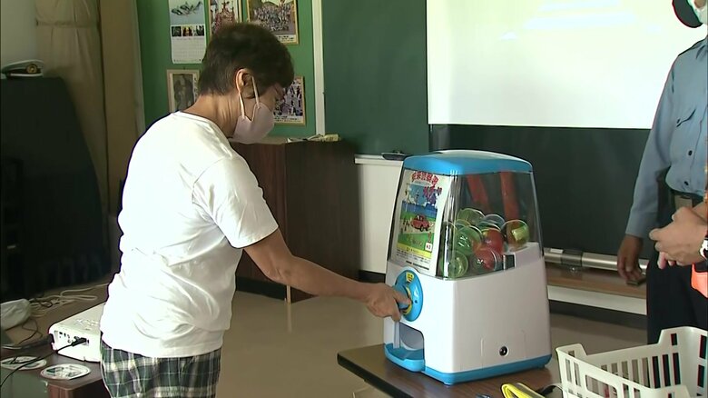 カプセルトイを回す参加者