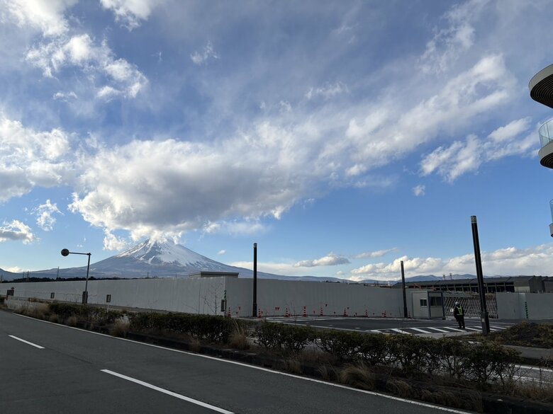 建設中のエリアに残る旧東富士工場の建屋（画面右）