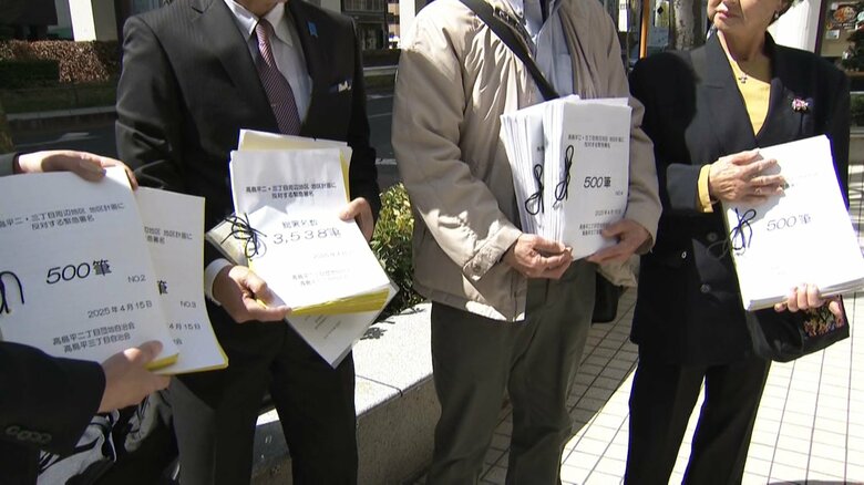 集まった反対署名を手にする自治会の人たち（15日午後）