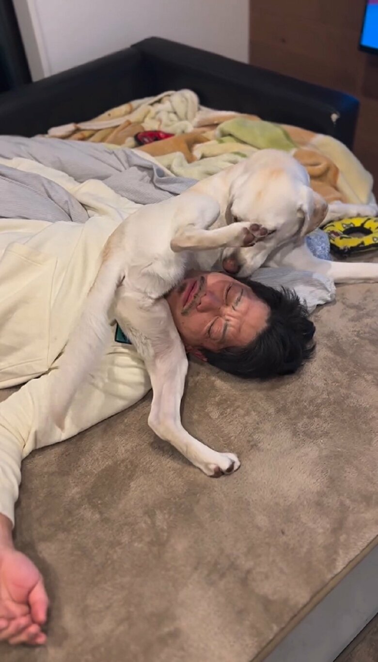 えまちゃんは旦那さんの顔をペロペロ