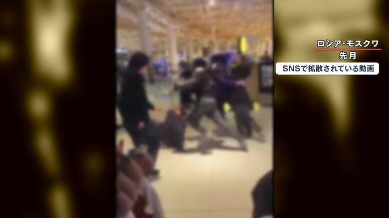 若者たちが殴る蹴るの激しい衝突