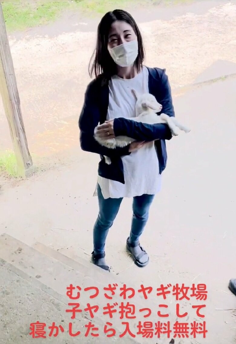 人間の赤ちゃんを寝かしつけるかのよう（提供：むつざわヤギ牧場）