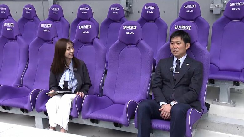 選手たちが座るベンチで対談する2人