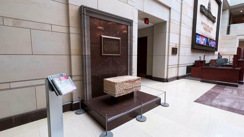 連邦議会議事堂のビジターセンターに展示される砂岩　議事堂建設には多くの奴隷労働者が携わった