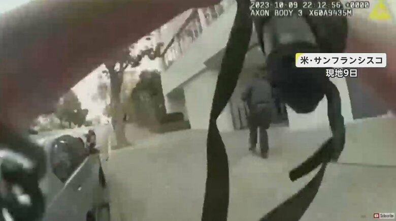 突入する警察官の様子