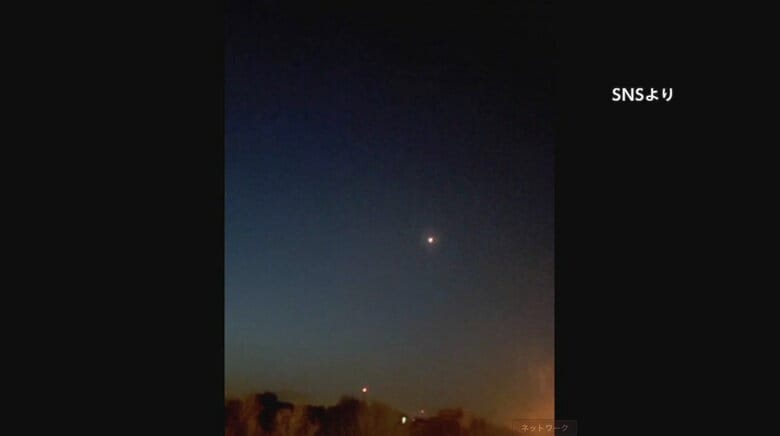 イラン中部で撮影されたとみられる映像では、夜空に点滅する白い光が確認できた。