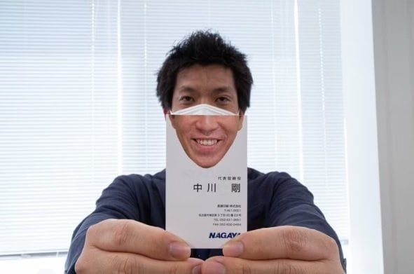 マスクで隠れる部分を印刷した、長屋印刷の「スマイル名刺」