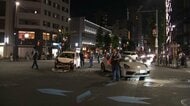 「うわ！」交差点での事故の瞬間　赤信号無視の軽自動車が衝突　高級車の女性（50代）腕に軽傷　JR新大久保駅付近