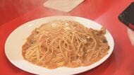 ニンニクもオイルも無料でマシマシ…ラーメンじゃないのに二郎系　悪魔的中毒性で話題の最大300gのボリュームに挑む
