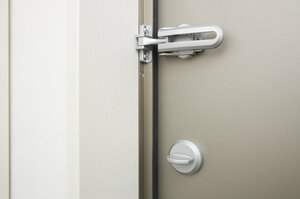 オートロックマンションでも過信は禁物 性犯罪から身を守る「戸締まり」
