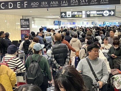 【速報】雪の影響などで新千歳空港で計52便が欠航＿運航に遅れなど発生＿航空機に乗れない人で空港のカウンターは混雑続く＜北海道＞
