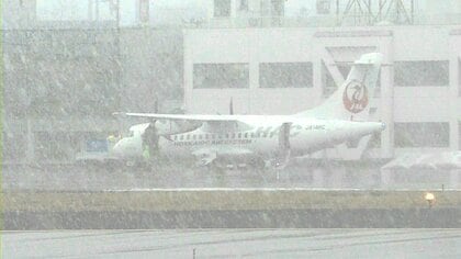 札幌丘珠発秋田行きの旅客機が函館空港に”緊急着陸”…右側のエンジンにトラブルがあり停止‥乗客乗員26人にケガなし＜北海道エアシステム・JAL2823便＞