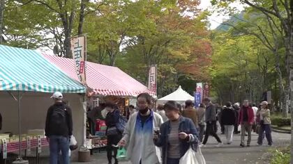 奥越の秋の風物詩　九頭竜紅葉まつりが開幕…旬の味を楽しみ　大鍋には長蛇の列　福井