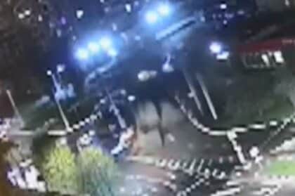 【大爆発】突然、道路がめくり上がり…なんとロシア軍機が自国を“誤爆”　人口も交通量も多い中心部に