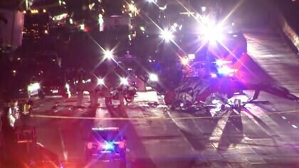 高速道路に医療用ヘリコプターが墜落　3人重体…複数の車線に破片が散乱　アメリカ・カリフォルニア州