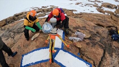 絶景ポイントで地図の精度向上作業　南極観測隊