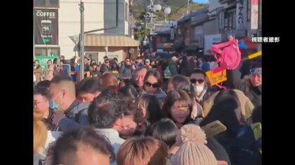 「人が多いよ！ 」京都・伏見稲荷大社近くの踏切内で観光客が“もみくちゃ”に…「歩けないぐらいの時もある」警報ボタンも要因か