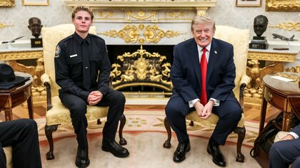 トランプ大統領「本物のヒーローだ」荒波から10歳少年救い話題の16歳ライフガードをホワイトハウスに招待