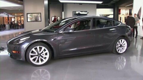 テスラ「モデル３」が調査対象に　「衝突や火災でドアが開かず15人死亡」報道も　緊急時に手動で開けるレバーが見つけにくいと申し立て